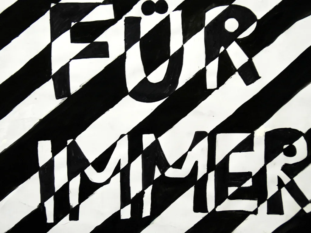 Der Schriftzug „Für immer“ als Scherenschnitt auf gestreiftem Grund.